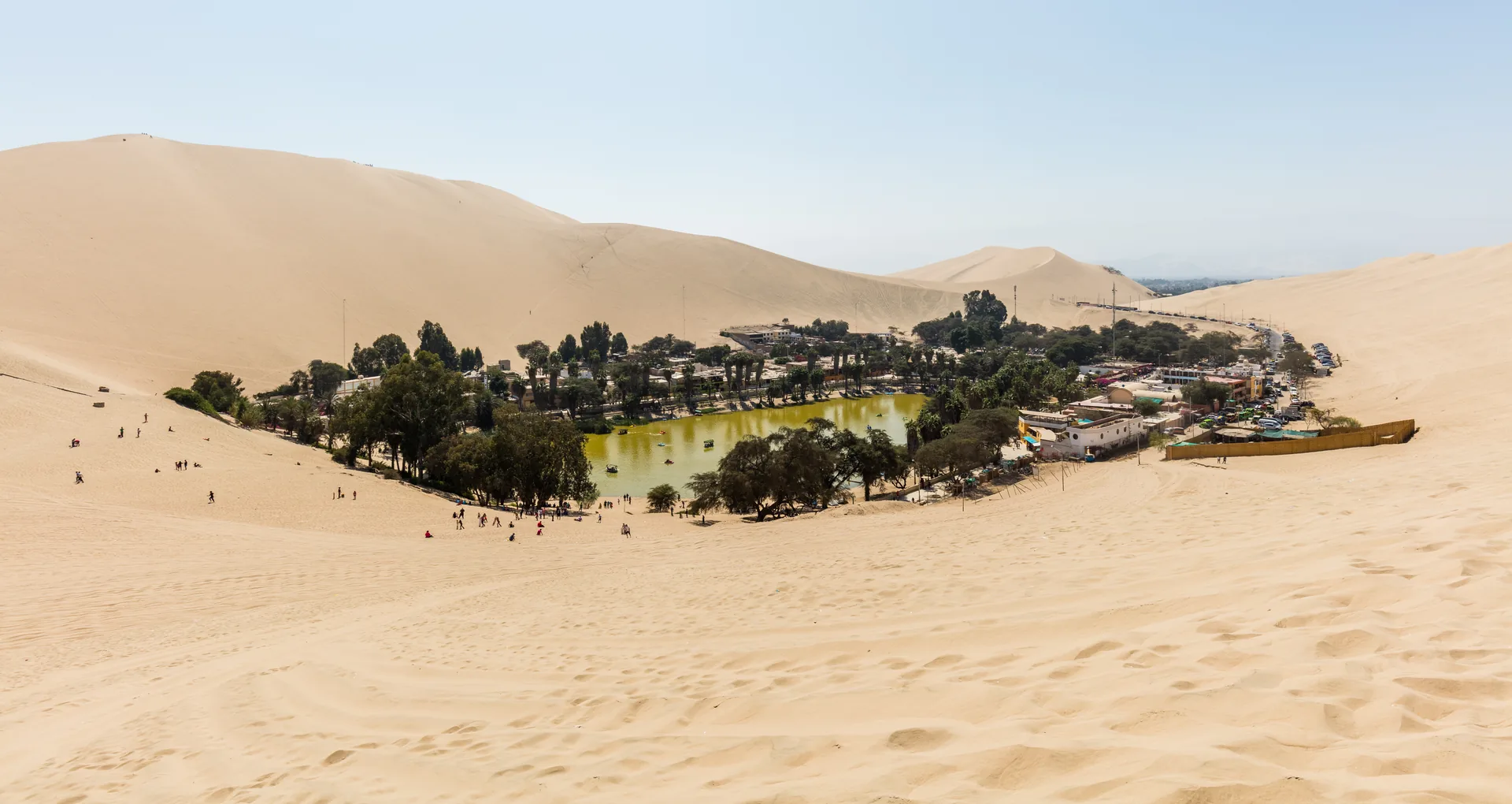 Huacachina-ørkenoasen omkranset af palmer og klitter nær Ica, Peru